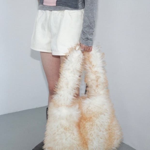 [안유진님 착용] Long furry hair bag _ ivory