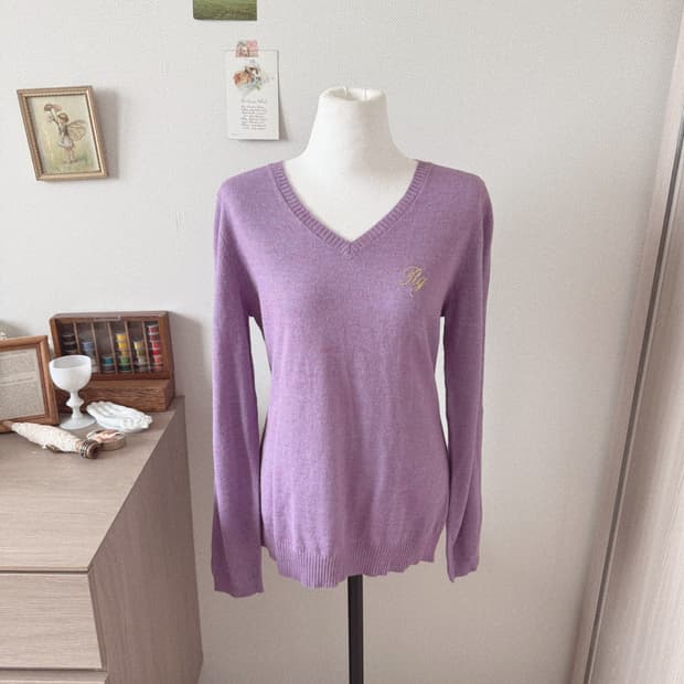 보라색 반팔 브이넥니트