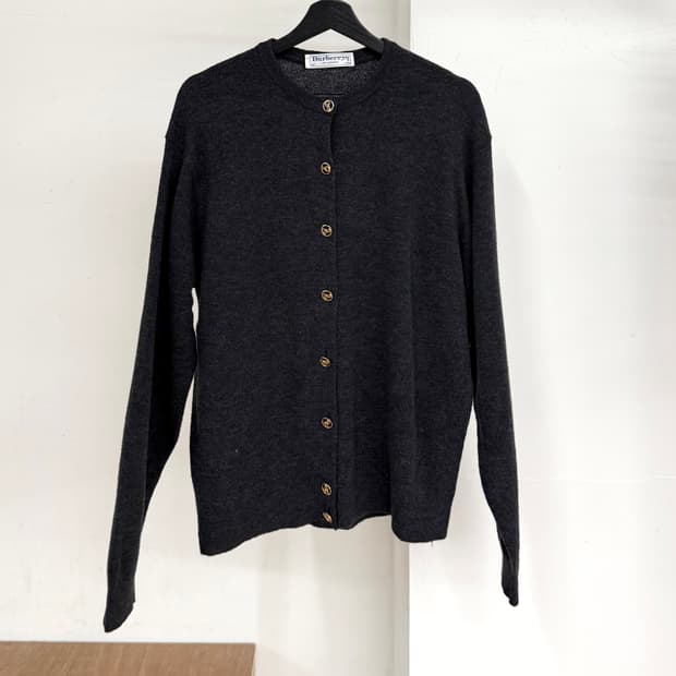 버버리 블랙 골드 버튼업 가디건