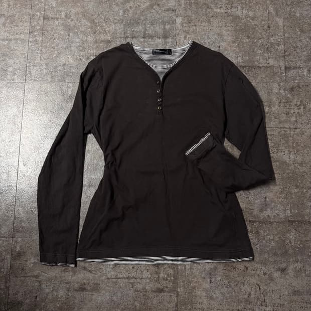 버튼 넥 레이어드 롱 슬리브 티