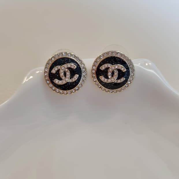 샤넬 블랙스톤 보석장식 CC 단추 귀걸이  업사이클링