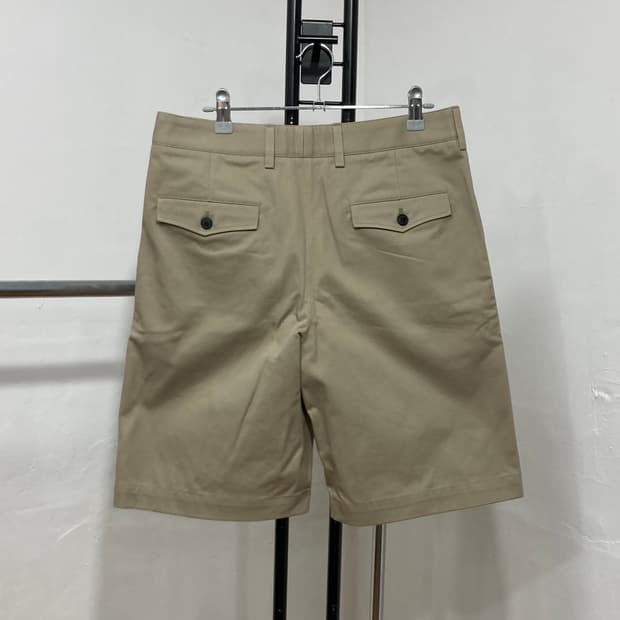 생로랑(Saint Laurent) 클래식 턱 디테일 미디 치노 반바지