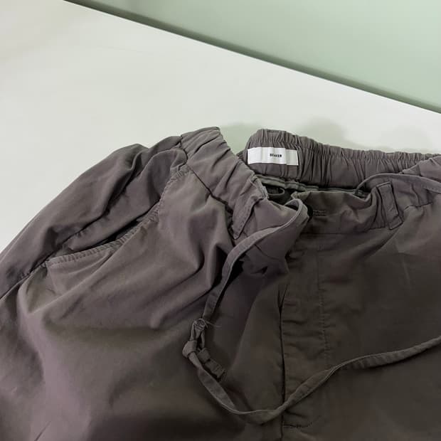 003 XL 비이커 BEAKER 루즈핏 시멘트그레이 밴딩팬츠