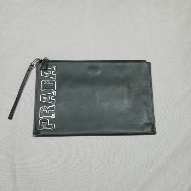 [프라다] 사피아노 바시티 아플리케 레터링 로고 클러치 | G00013