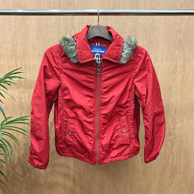 버버리 블루 라벨 패딩 점퍼 퍼 트리밍 후드 체크 안감 배색 디테일 레드