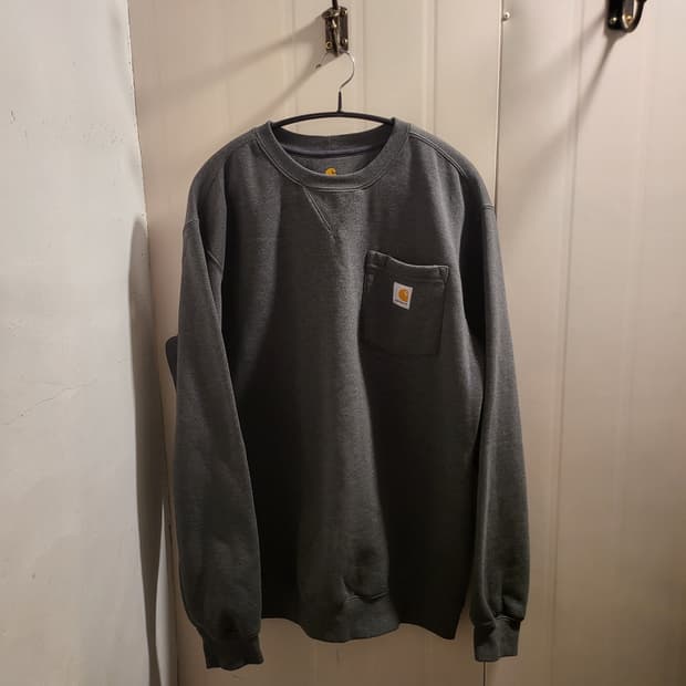 [100]칼하트 포켓 맨투맨 차콜 M