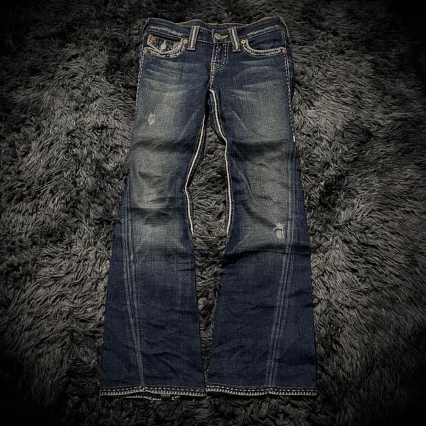 True Religion 화이트 스티치 백 포켓 디테일 부츠컷 데님팬츠