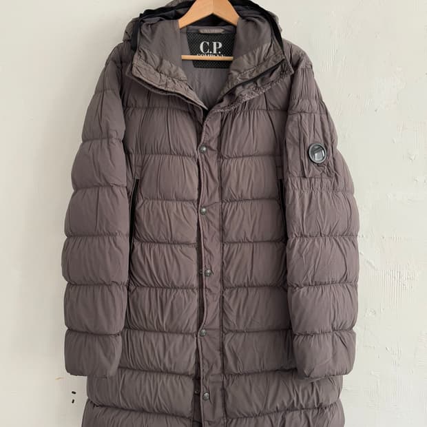 CP 컴퍼니 덕다운 와펜 롱패딩