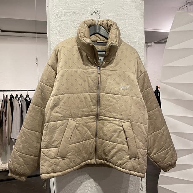 게엠베하(GmbH) 로고 패딩 자켓