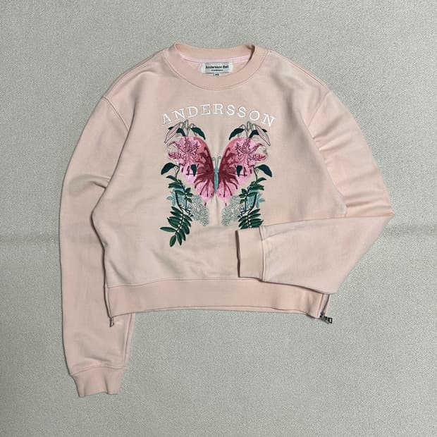 앤더슨벨 플라워 자수 크롭 스웨트셔츠