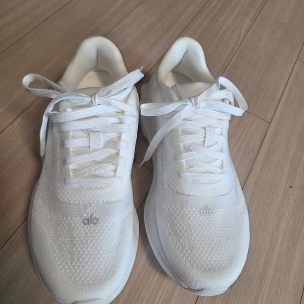 (새상품)Alo runner 알로 러너 런닝화 화이트 (235)