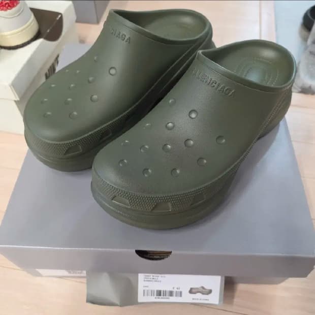 발렌시아가 크록스 플랫폼 클로그 샌들- 카키 43 사이즈