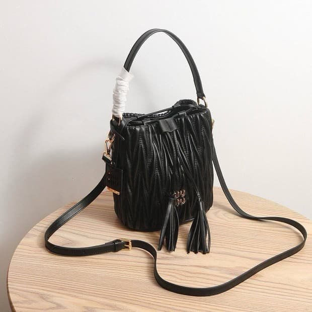 미우미우(Miu Miu) 마테라쎄 나파 가죽 버킷백