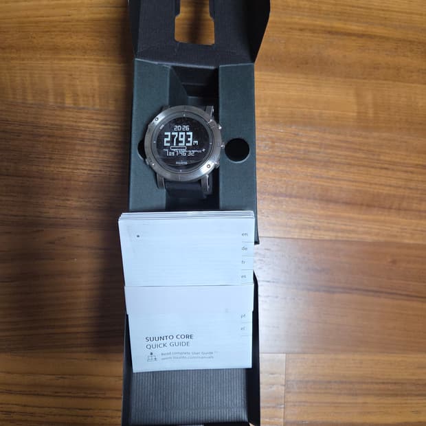 순토 코어 브러쉬드 스틸