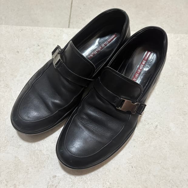 프라다 스포츠 버클 로퍼