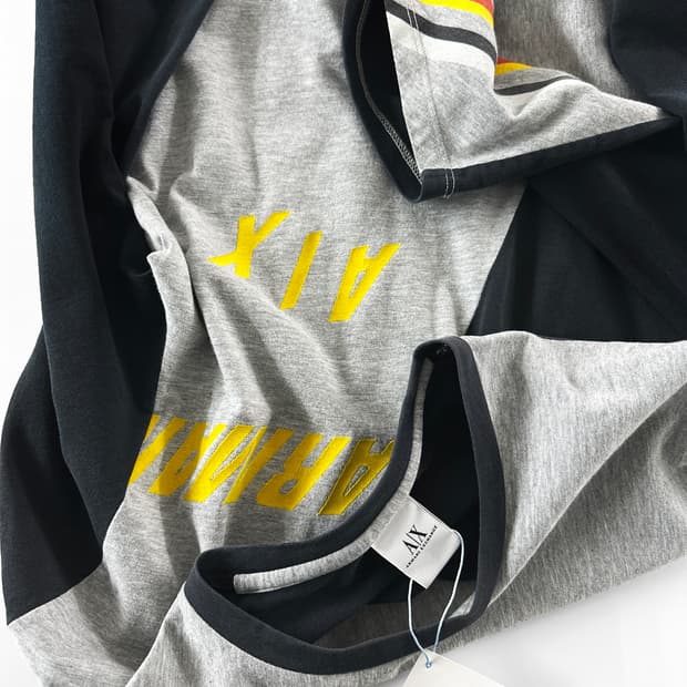 아르마니 익스체인지 컬러 블록 벨벳 로고 롱 슬리브 티