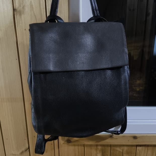 구호 투톤 레더 백팩