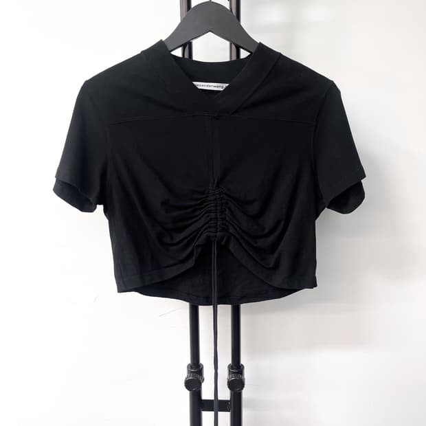 티 바이 알렉산더왕 프론트 셔링 크롭 티셔츠