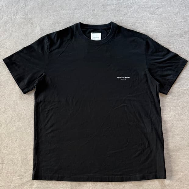 우영미 코튼 스퀘어 라벨 티셔츠