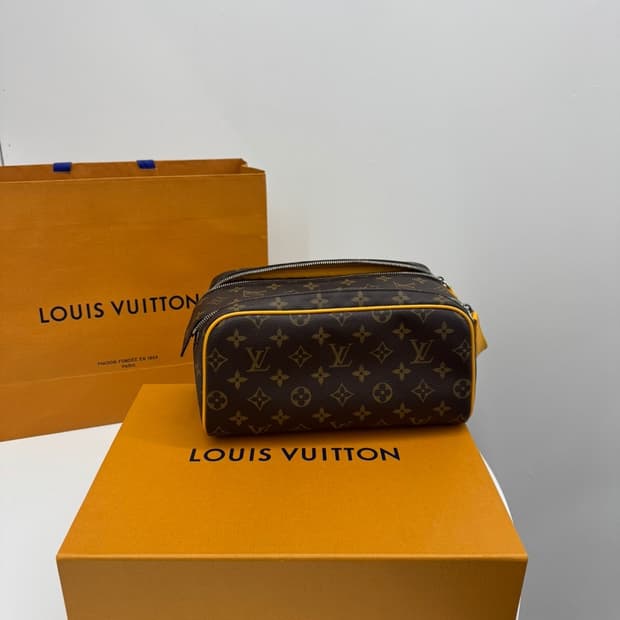 [백화점] 루이비통 돕 키트 토일렛 파우치 사프란 옐로우 