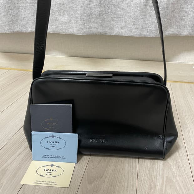 프라다 블랙 숄더백 (개런키카드 포함, 정품 100%)
