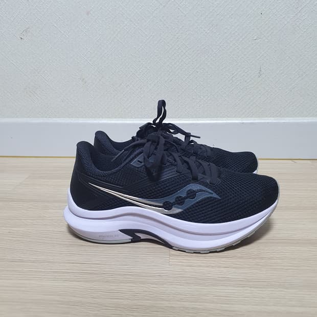 써코니 액손 러닝화 240