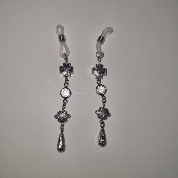 Silver drop glasses charm (white/black)