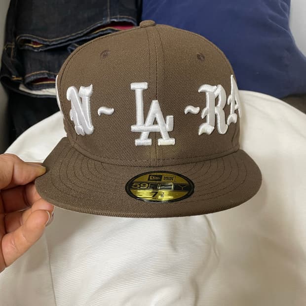 뉴에라 x 본앤레이즈드 콜라보 브라운컬러 볼캡