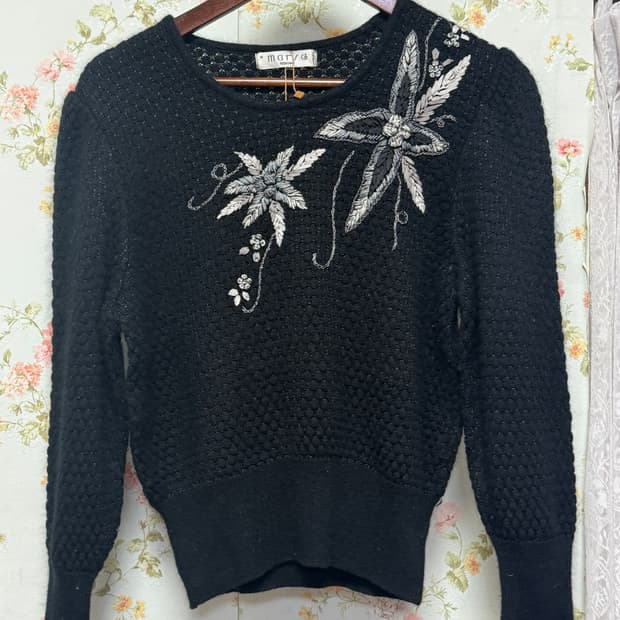 블랙 플라워 자수 니트