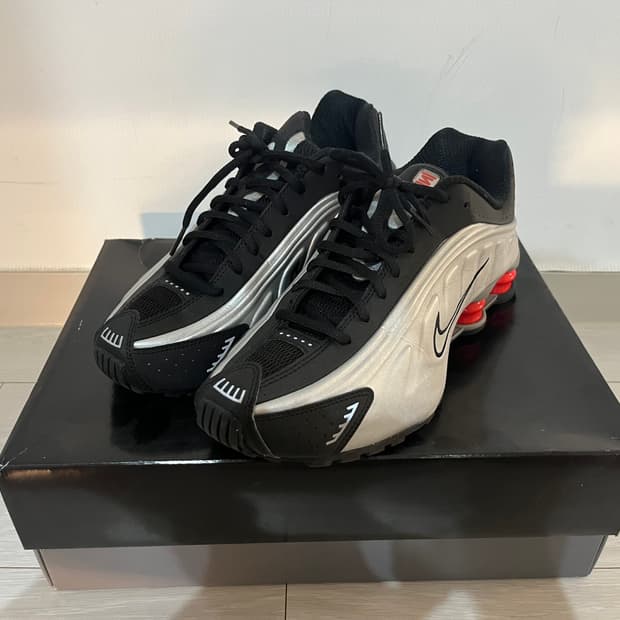 나이키 샥스 R4 메탈릭 실버 레드