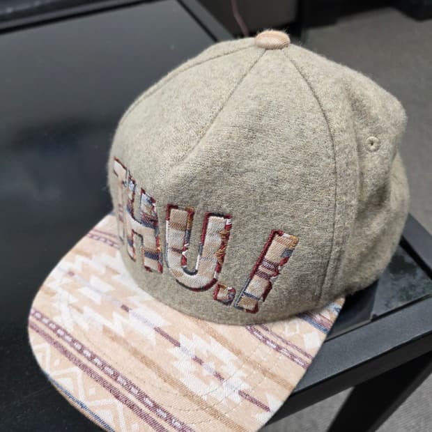 써스데이 아일랜드 스트랩백 모자