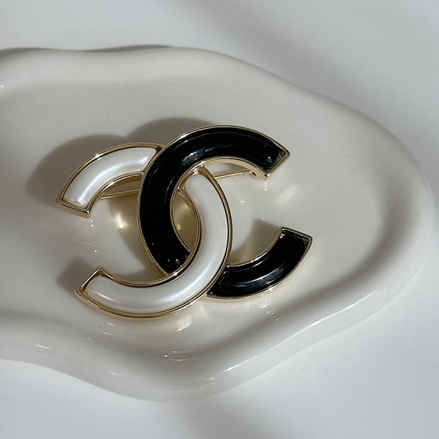 샤넬 화이트&블랙 브로치 업사이클링