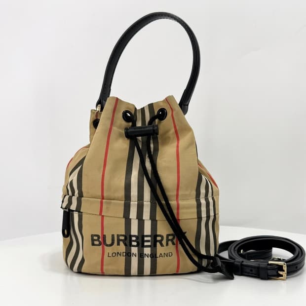 버버리 포이베 버킷 파우치 베이지 (8026737)