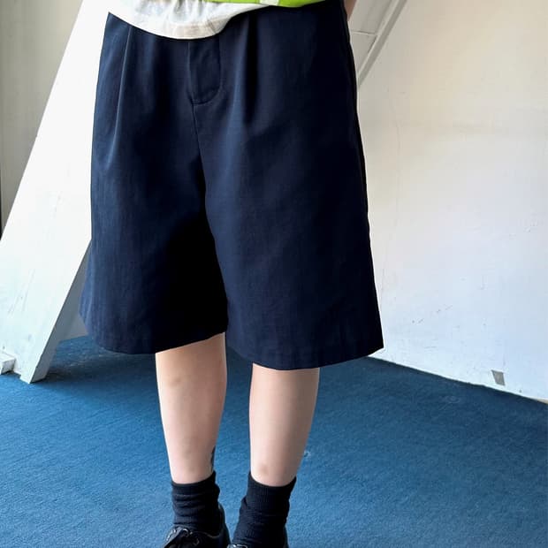 Wide straight silhouette half pants