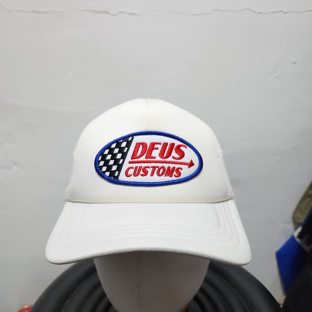 데우스 엑스 마키나 플래그 트러커 캡 