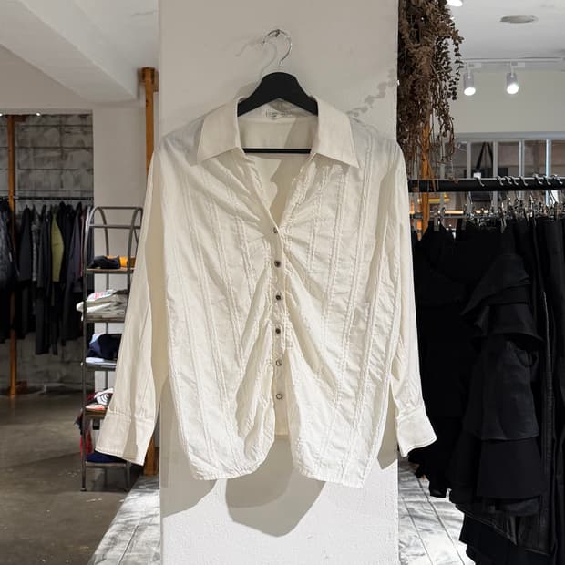 에스카다 화이트 셔링 디테일 블라우스