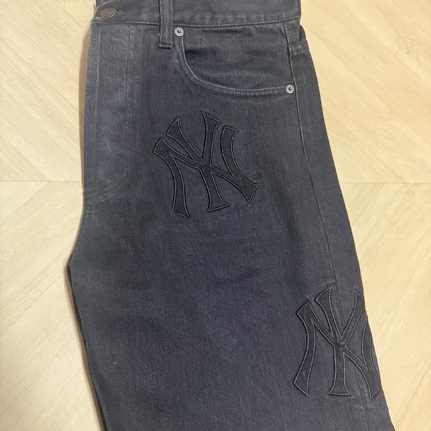 슈프림 x 뉴욕양키스 레귤러 진 워시드 블랙