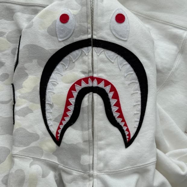 베이프 백계 화이트 카모 샤크 후드집업 m사이즈