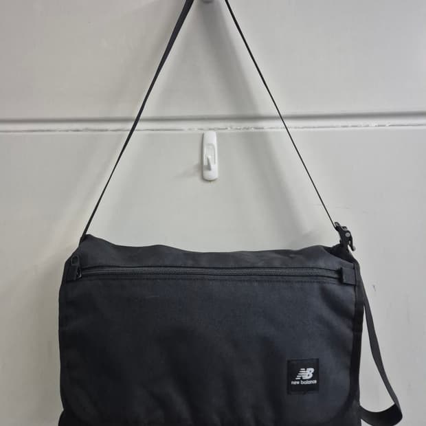 뉴발란스 블랙 메신저백