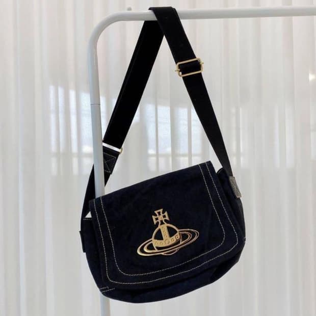 비비안웨스트우드 메탈 빅로고 캔버스 크로스백