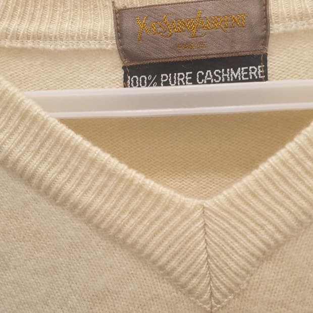 입생로랑 브이넥 케시미어 