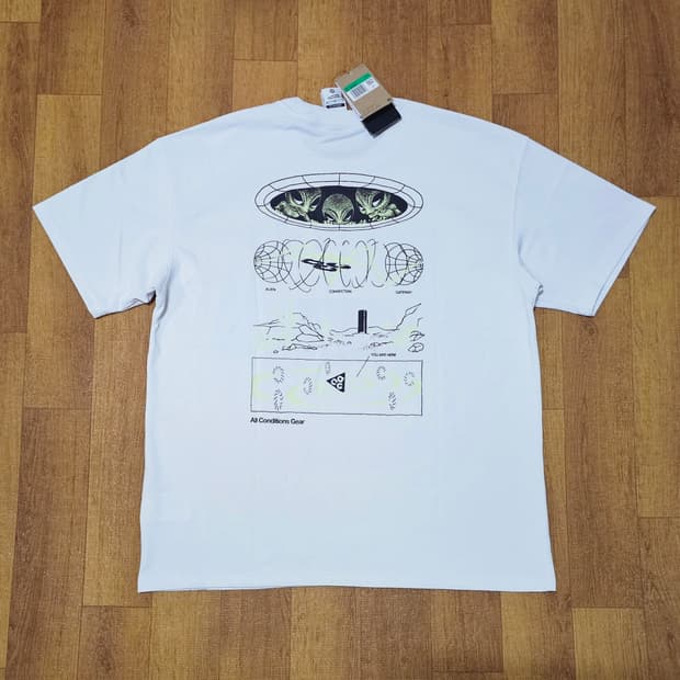 나이키 ACG 미스테리 라이츠 반팔