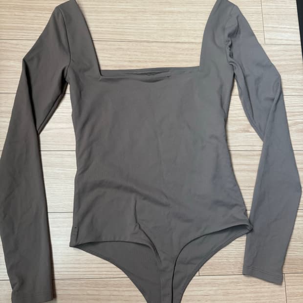 Nuuds 스퀘어넥 바디수트