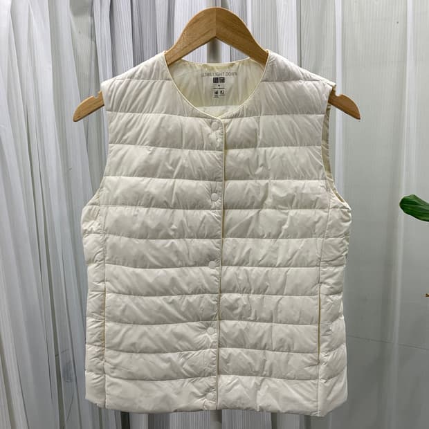 유니클로 울트라 라이트다운 여성 경량패딩조끼 1816
