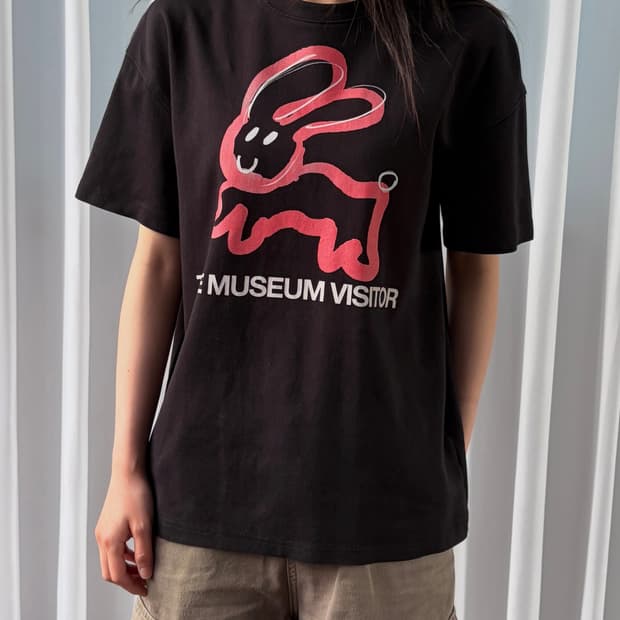 [M]더뮤지엄비지터 래빗 반팔 티셔츠