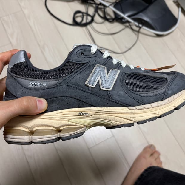 뉴발란스 2002R 스페셜 빈티지 블랙 그레이 판매합니다.