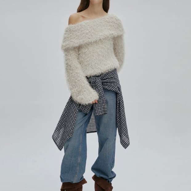 애프터 아워즈 헤어리 오프숄더 니트