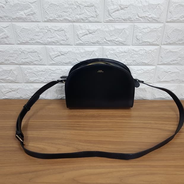 아페쎄(A.P.C.) 데미룬 하프문 레더 크로스백