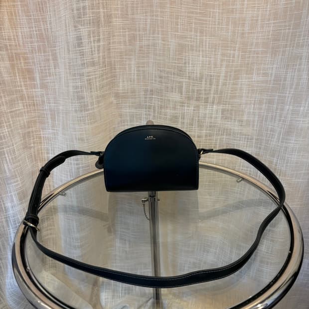 정품 아페쎄 하프문 미니 크로스백  