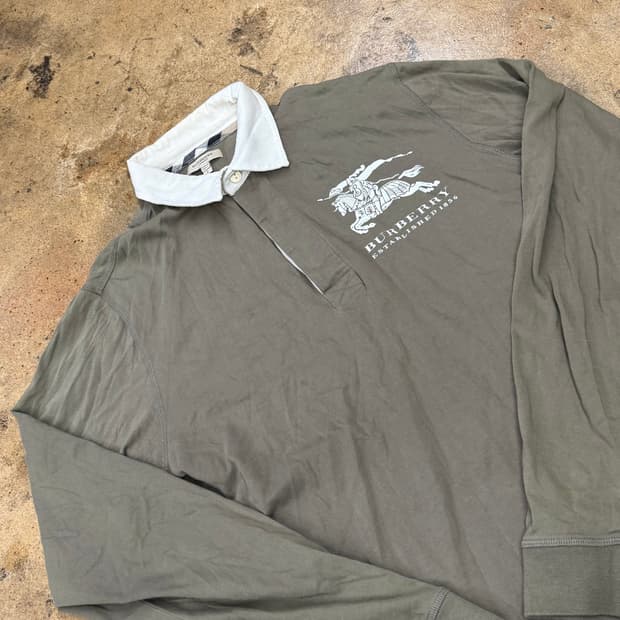 버버리 카키 카라 긴팔 티셔츠